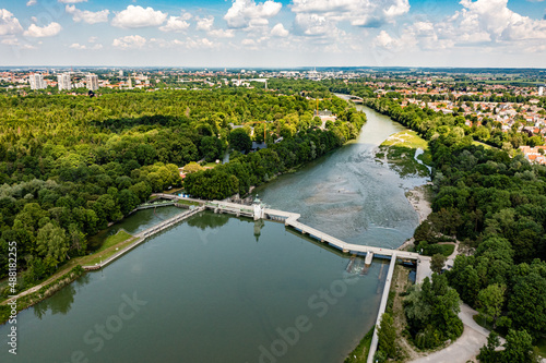 Tableau sur toile Luftaufnahme der Lechstaustufe Hochablaß am Kuhsee in Augsburg im Sommer