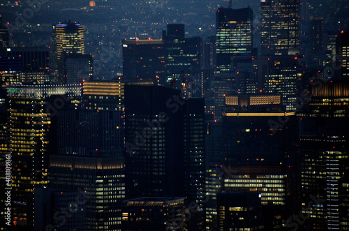 夜の東京のビル