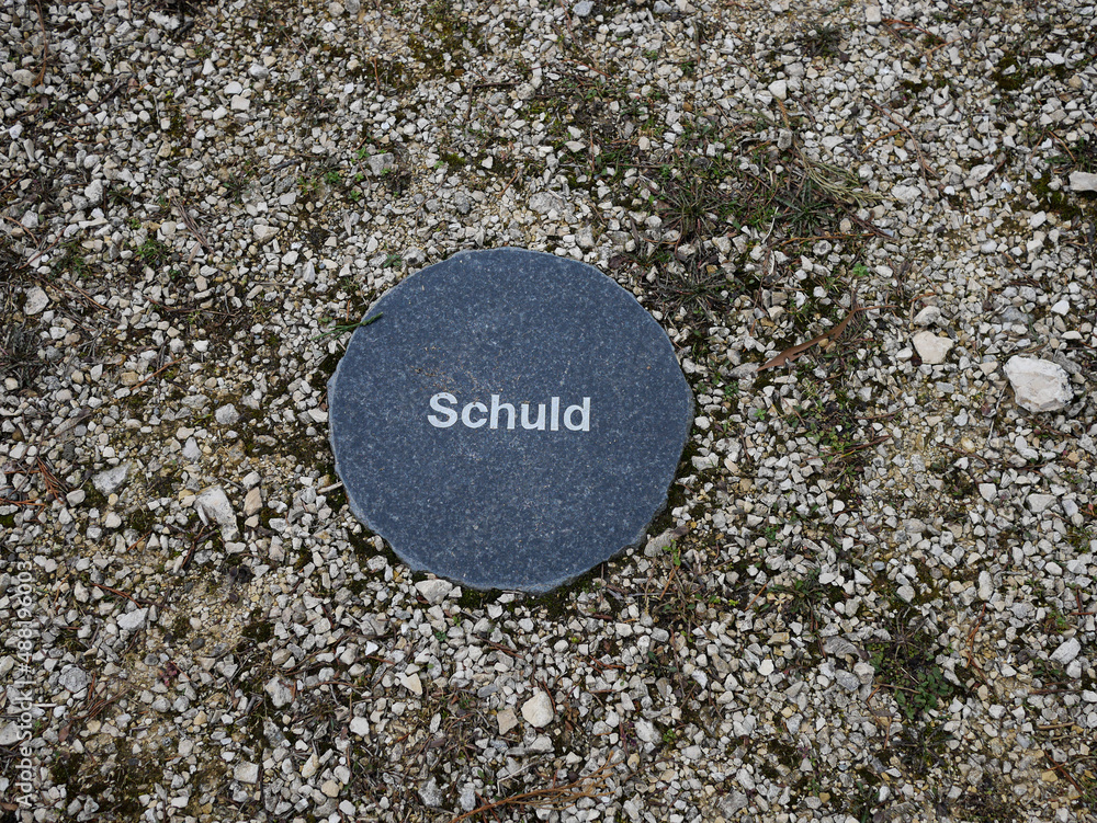 Stein beschriftet mit dem Grfühl Schuld. Stein beschriftet mit dem Grfühl Schuld.