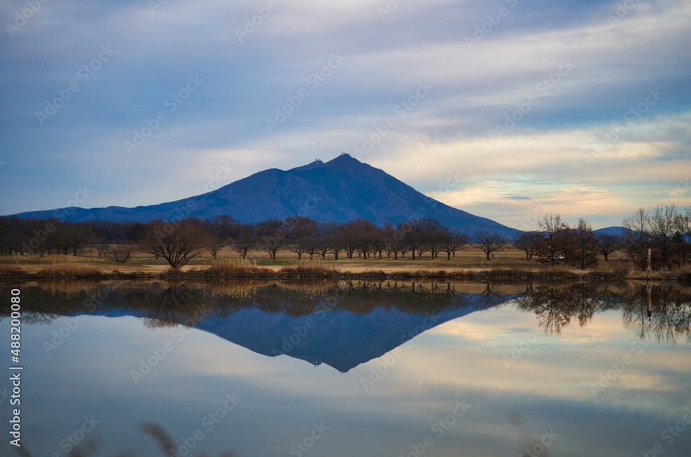 湖面に写る筑波山