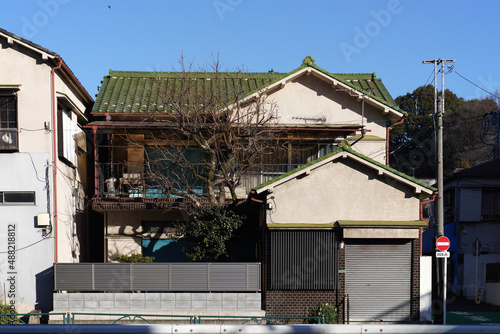 Cuadro en lienzo 日本の古い木造二階建アパート/狭小住宅/一戸建て/.