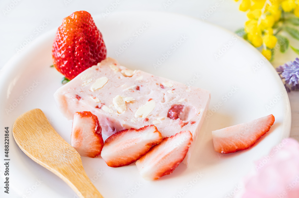 イチゴヨーグルトチーズケーキ Stock Photo Adobe Stock