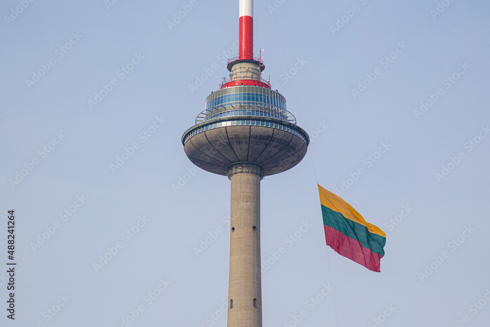 Obraz na płótnie lithuania flag flies on the TV tower in vilnius w salonie