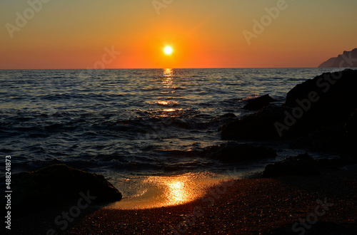 zachód słońca nad morzem, wzburzone fale, sunset by the sea