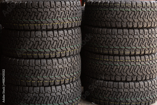 Textura de uma pilha de pneus em exposição para venda.