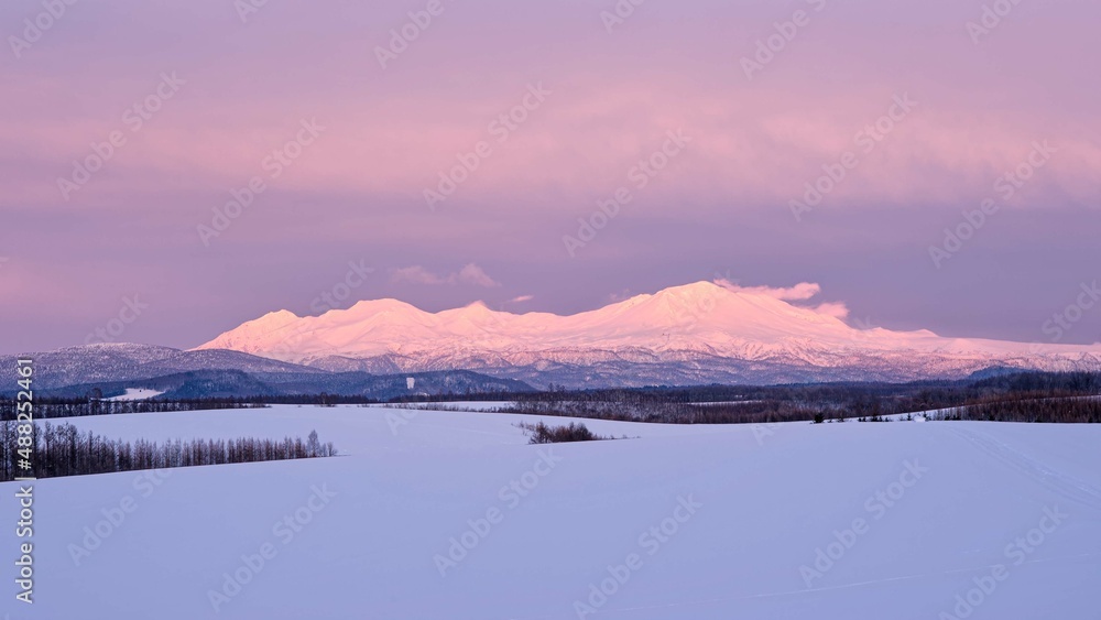 北海道・美瑛町 冬の雪原と大雪山の夕景