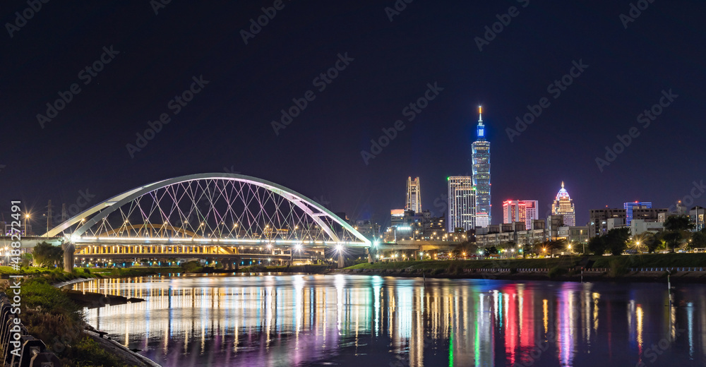 Naklejka premium The most beautiful Viewpoint rainbow bridge taipei sunset to Night in taiwan.