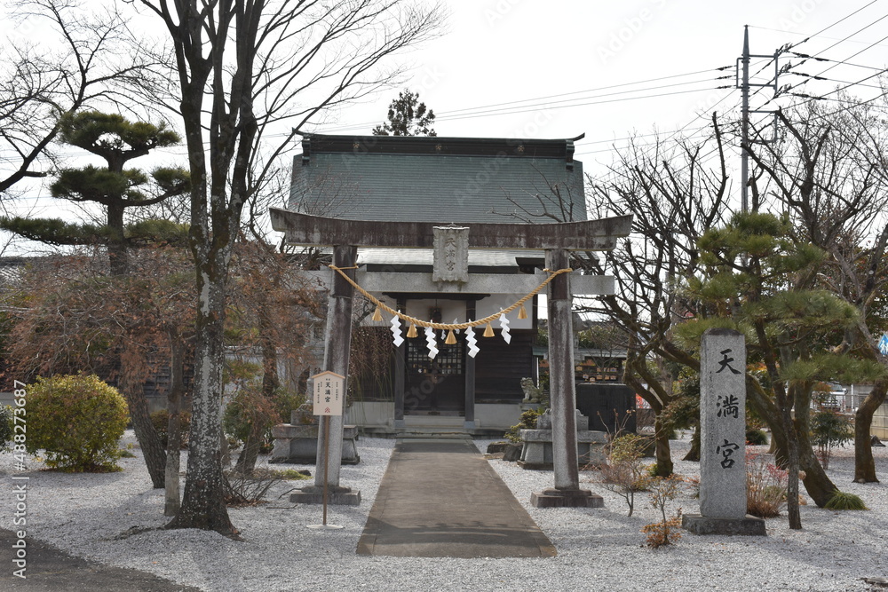 Obraz premium 群馬の名所 命を紡ぐ絆を紡ぐ 諏訪神社上州藤岡鎮座 周辺の風景