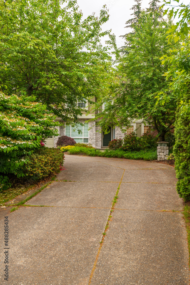 Obraz premium A very neat and colorful home with gorgeous outdoor landscape in suburbs of Vancouver, Canada