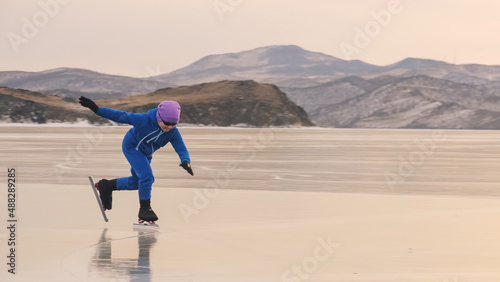 Cuadro en lienzo The child train on ice professional speed skating