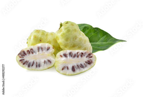 Foto noni or Morinda Citrifolia and slice isolated on white background