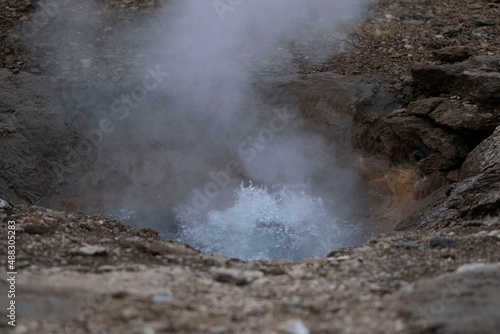 Die heiße Quelle Litli Geysir nahe dem Geysir Strokkur in Geysir. / The Litli Geysir hot spring near the Strokkur geyser in Geysir.