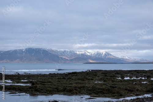 Blick von der Halbinsel Seltjarnarnes auf den Berg Esja. / View of Mount Esjan from the Seltjarnarnes peninsula.
