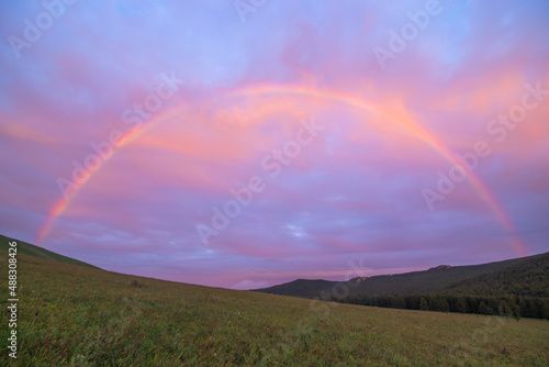 Canvastavla Beautiful scene of a Beautiful full rainbow stretches across a valley at sunset
