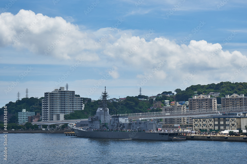 神奈川県　横須賀港と護衛艦
