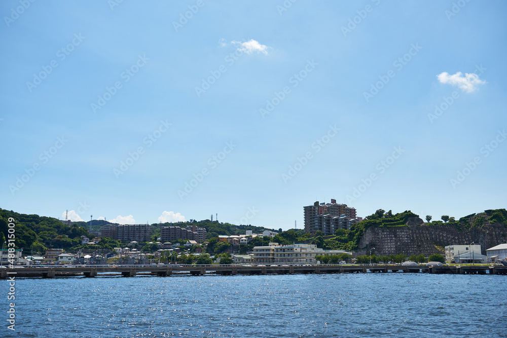 Fototapeta premium 神奈川県 横須賀港と護衛艦 