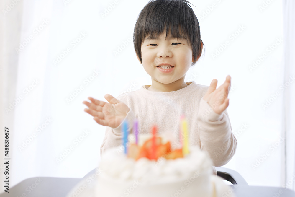 誕生日ケーキに喜ぶアジア人の男の子 誕生日ケーキに喜ぶアジア人の男の子