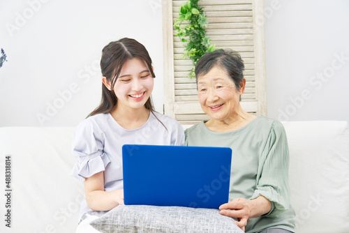 孫と祖母 会話 パソコン リビング