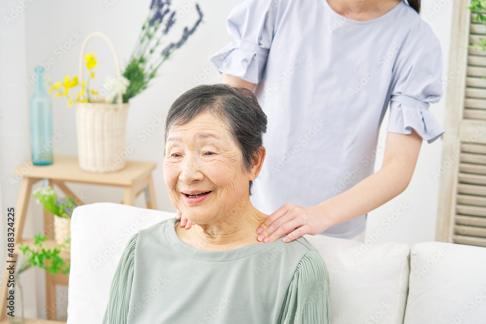 Obraz premium 高齢女性 肩もみ