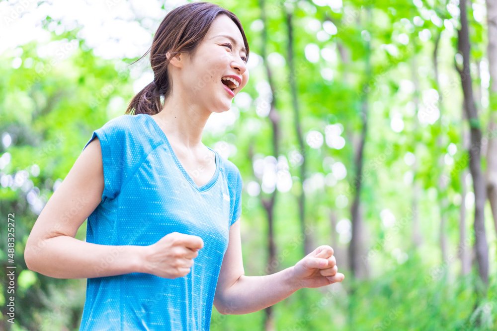 自然の中でランニングをする若い女性