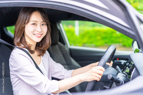 車を運転する若い女性 © maroke