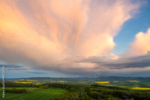 Obraz na płótnie dramatic stormy cloud over green meadow during spring w salonie
