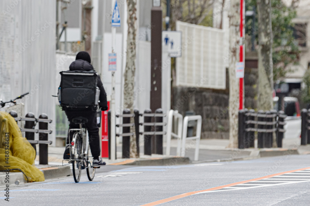 自転車でフードデリバリーをする仕事。東京の赤坂9丁目で見える光景