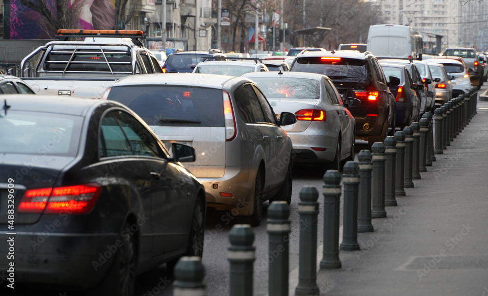 Obraz premium cars in traffic. urban agglomeration. city ​​life.