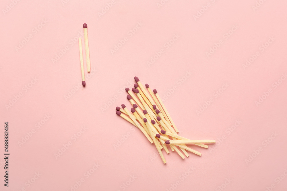 Whole wooden matches on color background - obrazy, fototapety, plakaty 