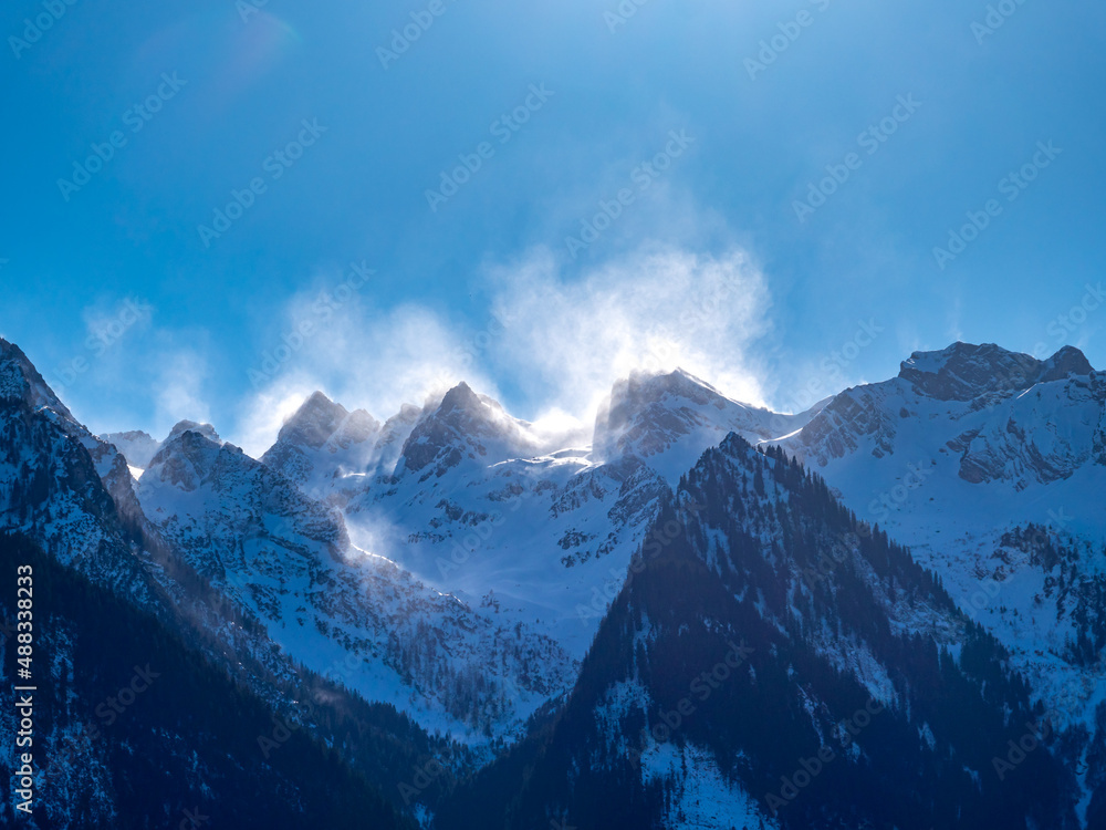 Alpenpanorama mit Nebel in Österreich