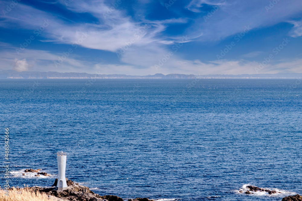 海と白い灯台