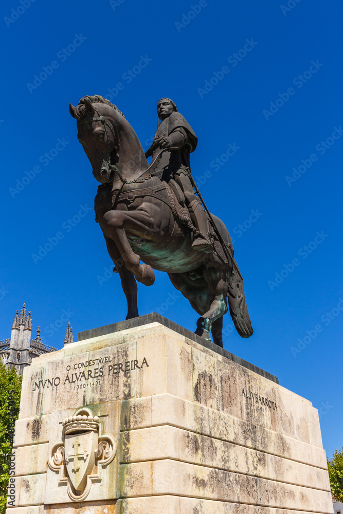 Naklejka premium Batalha, Portugal, August 21, 2021: The Equestrian Statue of Nuno Alvares Pereira in Batalha, Portugal. Commemorates his decisive win in 1385 over the Castilians during the Battle of Aljubarrota.