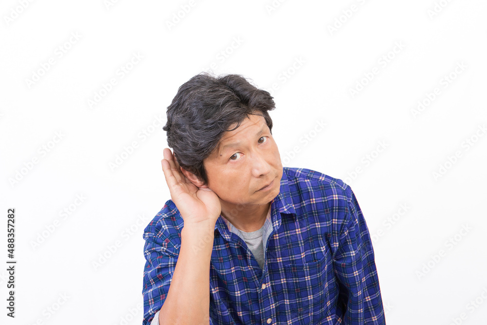 聞き耳を立てる男性 聞き耳を立てる男性