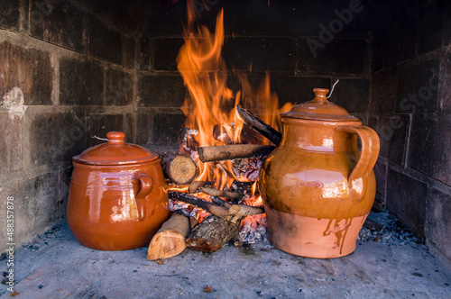 Cocinando con leña, ollas de barro, cocido, judías guisadas, fuego, cocina tradicional.