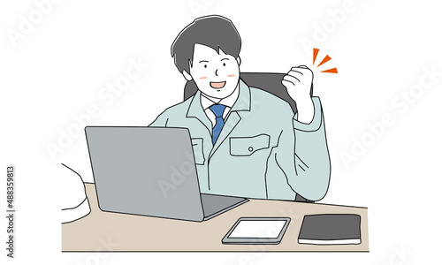 PCとガッツポーズをする作業着を着た男性