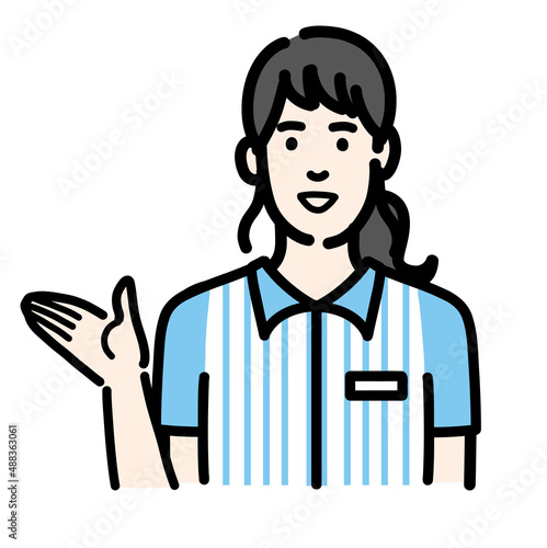 笑顔で説明をしているコンビニ店員の若い女性
