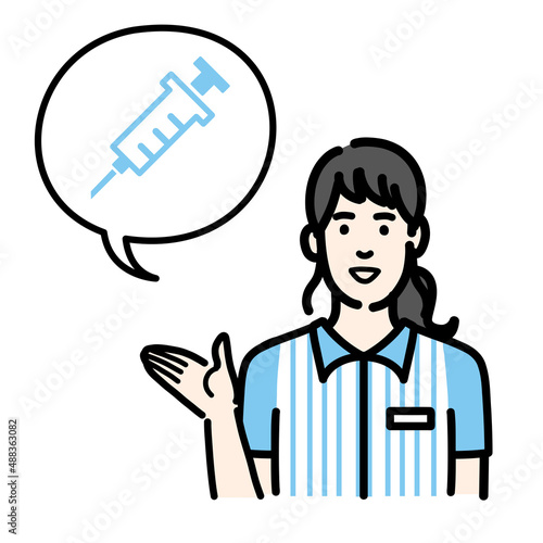 予防接種、ワクチンの説明をしているコンビニ店員の若い女性
