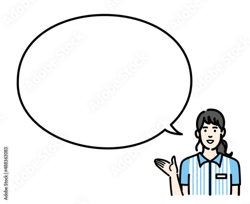 吹き出しで説明をするコンビニ店員の若い女性
