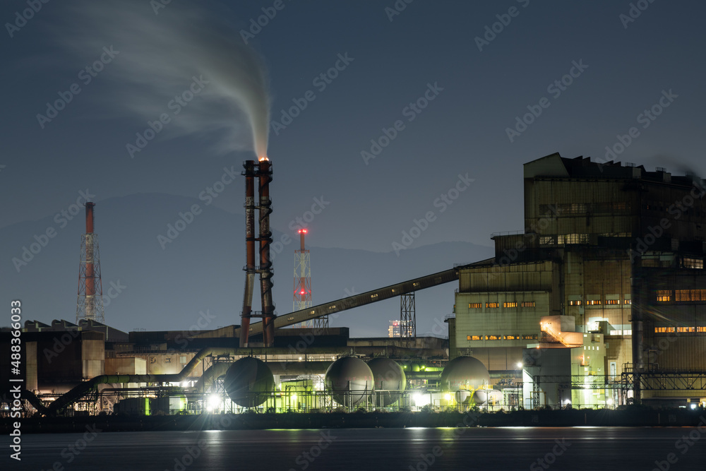洞海湾を望む美しい北九州の工場夜景