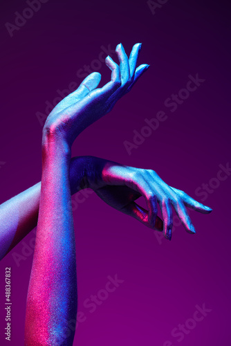 Valokuva hands in neon light