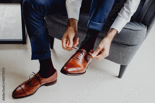 Le marié laçant ses chaussures