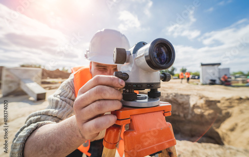 Obraz na plátně Surveyor worker with theodolite equipment at construction site