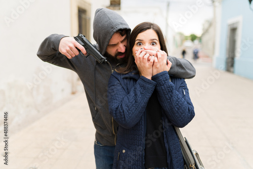Foto Kidnapper abducting a victim