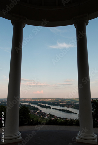 Blick auf Rüdesheim und Rhein vom Niederwaldtempel, Rheingau, Deutschland