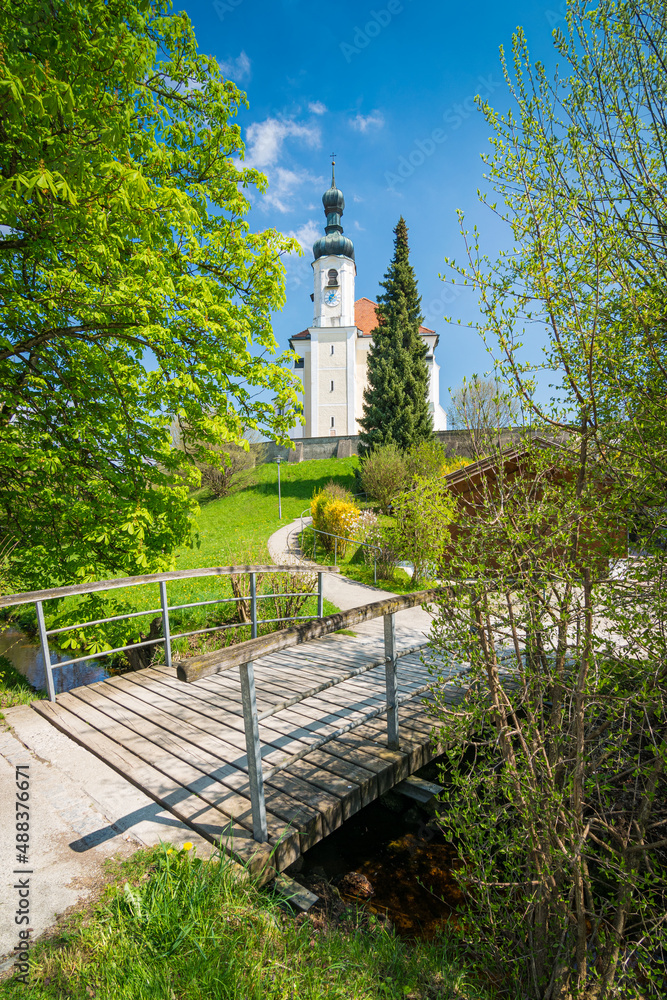 Kirche in Breitbrunn am Chiemsee im Frühling