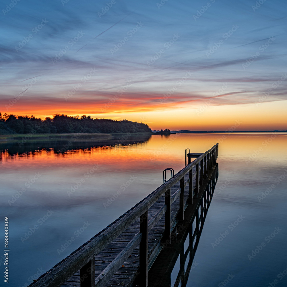 Obraz premium Holz Steg Brücke mit See 