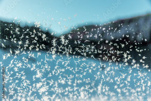 Gefrorene Eiskristalle an einer Fensterscheibe im Rhodopengebirge in Bulgarien