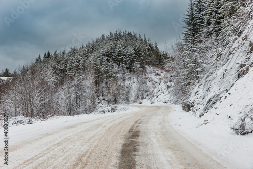 Schneebedeckte Bergstrasse im Rhodopengebirge in Bulgarien