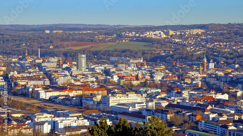 weiter Panoramablick vom hohen Wallberg über Stadt und Häuser von Pforzheim unter blauem Himmel