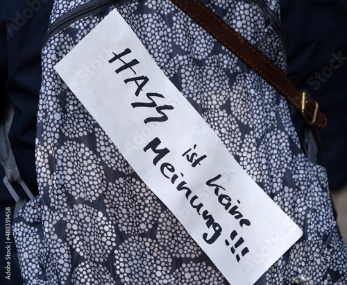 Canvastavla Schild auf einem Rucksack: HASS ist keine Meinung!!